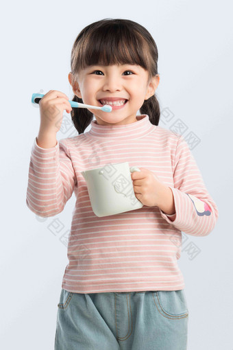 刷牙可爱仅一个儿童小姑娘健康的高质量照片