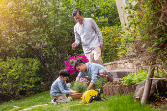祖孙三代在院子里种花院子高端照片