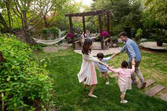 快乐家庭在庭院里玩耍