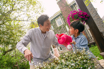 爷爷和孙子在院子里浇花