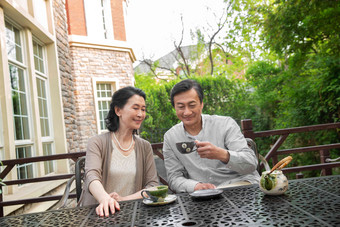老年夫妇坐在院子里喝茶幸福高质量影相