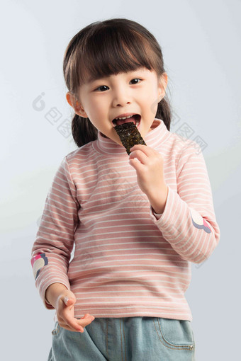 可爱的小女孩正在吃零食
