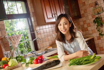 青年女人在厨房里做饭