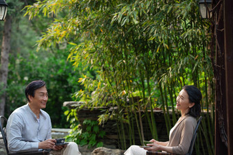 老年夫妇坐在院子里喝茶休闲高端照片