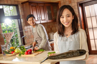 青年夫妇在厨房里做饭