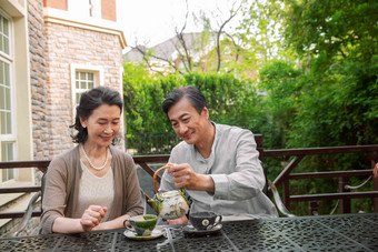 老年夫妇坐在院子里喝茶女人清晰摄影图