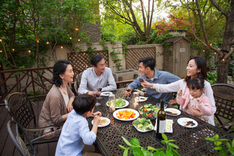 快乐大家庭用餐老年人红酒中国人写实图片