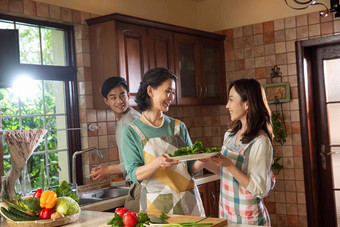 快乐家庭在厨房里做饭彩色图片镜头