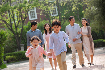 快乐家庭散步女孩母亲亚洲氛围摄影图