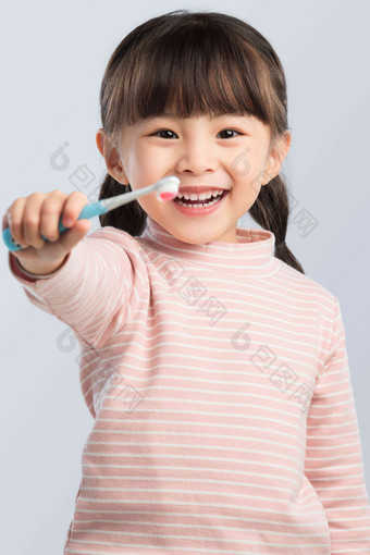 可爱的小女孩正在<strong>刷牙</strong>