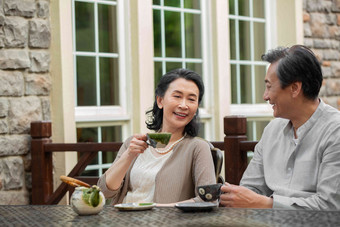 老年夫妇坐在院子里喝茶亲情高质量拍摄