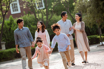 快乐家庭散步户外东亚白昼写实摄影图