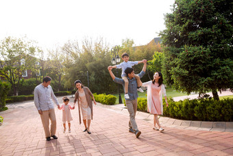 快乐家庭散步男人东亚两个孩子的家庭写实镜头