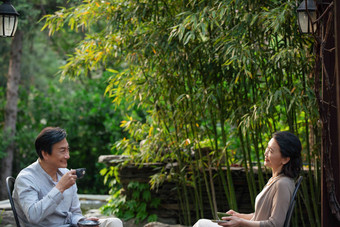 老年夫妇坐在院子里喝茶坐着高清场景