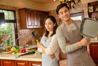 青年夫妇在厨房里做饭饮食氛围图片