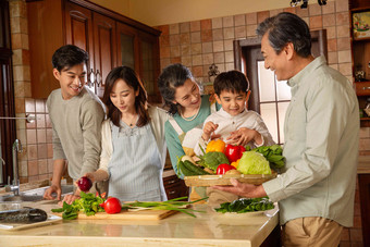 快乐家庭在厨房里做饭母亲高端相片