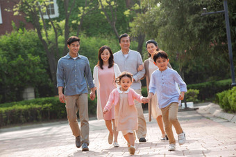 快乐家庭散步家庭玩耍亚洲人