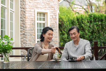 老年夫妇坐在院子里喝茶摄影清晰拍摄