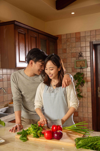 青年夫妇在厨房里做饭灶台图片