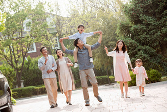 快乐家庭散步家庭住房亚洲人写实影相