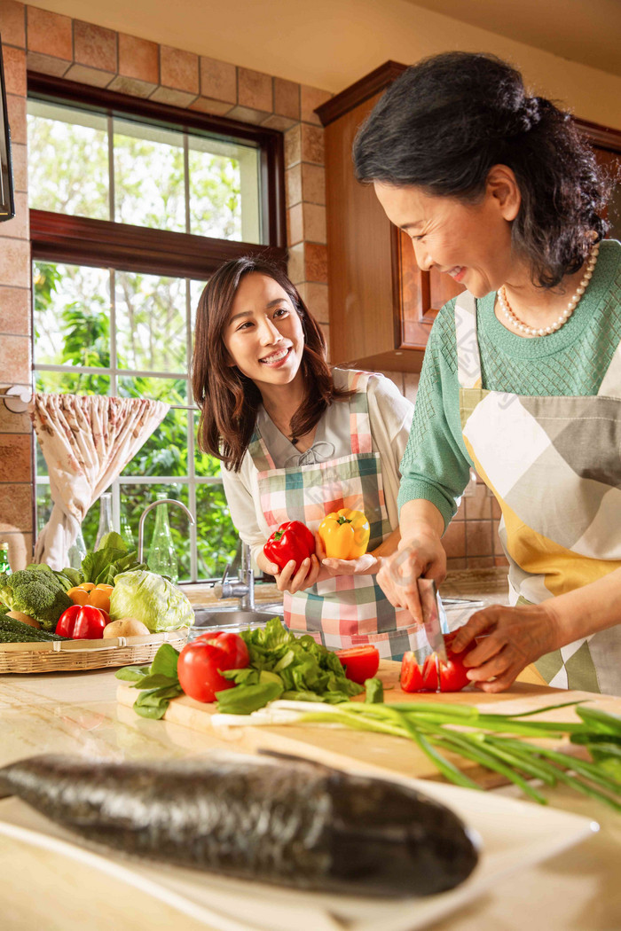 快乐母女在厨房里做饭休闲装写实拍摄