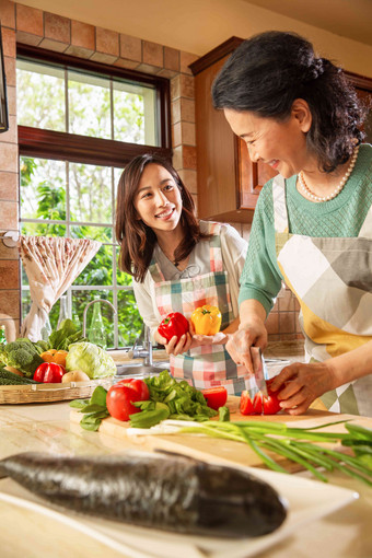 快乐母女在厨房里做饭休闲装写实拍摄