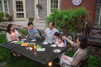 快乐大家庭用餐<strong>温馨</strong>家园女孩童年氛围<strong>场景</strong>