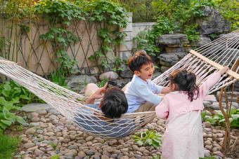 父亲和孩子在院子里玩耍男人氛围影相