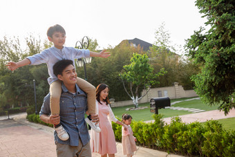 快乐家庭在别墅外玩耍父亲氛围场景