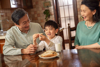 爷爷奶奶看着孙子吃饭