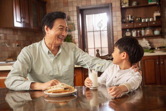 爷爷看着孙子吃饭水平构图高清影相