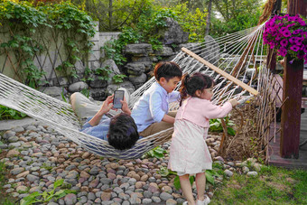 父亲和孩子在院子里玩耍