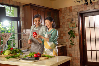 老年夫妇在厨房里做饭两个人清晰相片
