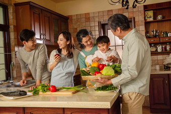 快乐家庭在厨房里做饭青年夫妇高清摄影
