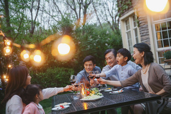 快乐大家庭用餐<strong>温馨</strong>家园父亲青年女人高清<strong>场景</strong>