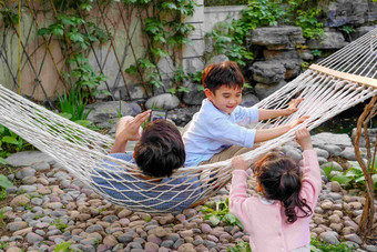 父亲和孩子在院子里玩耍<strong>父子</strong>氛围场景