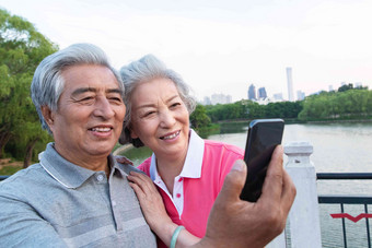 老年夫妇用手机拍照
