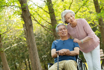 老年夫妇在公园里<strong>摄影</strong>高端照片