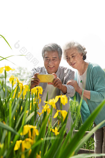 老年夫妇在公园里拍照