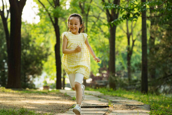 小女孩在公园里奔跑
