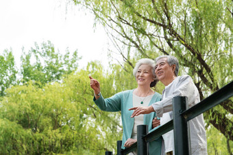 老年夫妇在公园里散步老年男人高端素材