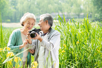 老年夫妇在公园里拍照水平构图清晰拍摄