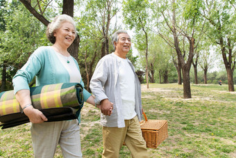 老年夫妇在公园里