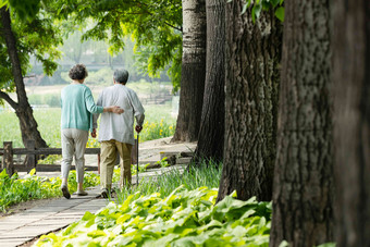 老年夫妇在公园里散步亚洲高端摄影