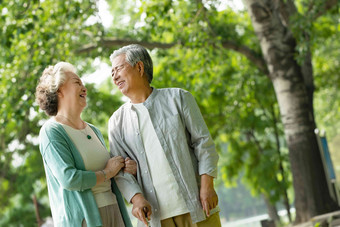 老年夫妇在公园里散步亚洲高清照片