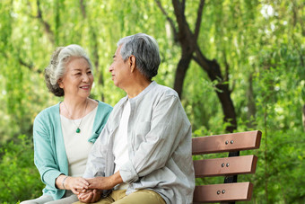 老年夫妇在公园里散步东亚高质量素材