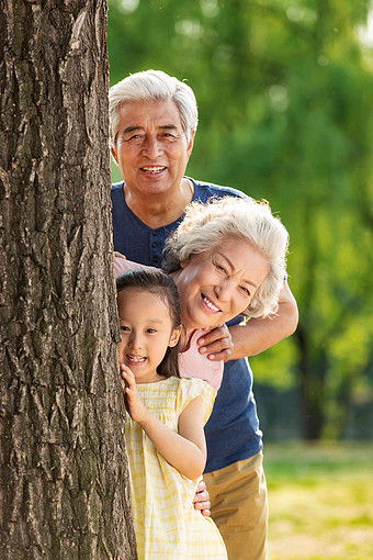 老年夫妇带着孙女在公园里郊游