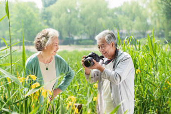 老年夫妇在公园里拍照亚洲人摄影