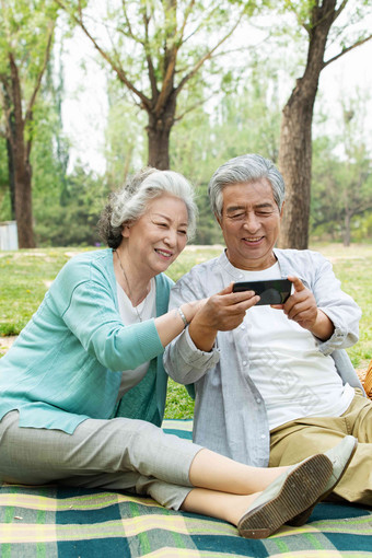 老年夫妇看手机微笑清晰场景