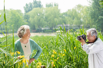 老年夫妇在公园里拍照两个人摄影